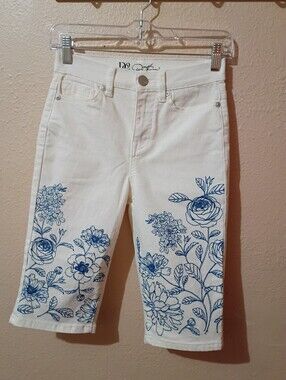 DG2 BY DIANE GILLMAN SOZE 0 White Floral Embroidered BERMUDAS